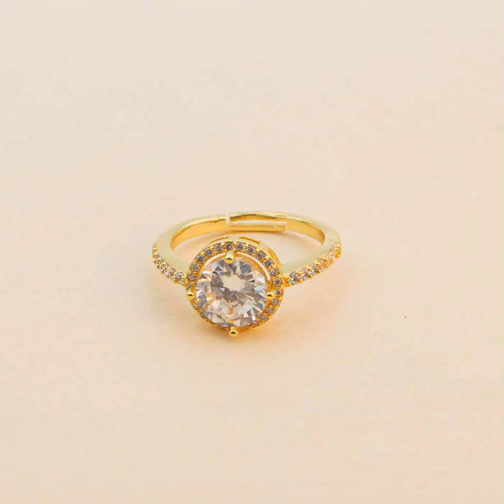 Anello fidanzamento in acciaio placato oro 18k con zircone centrale e corona di micro zirconi.