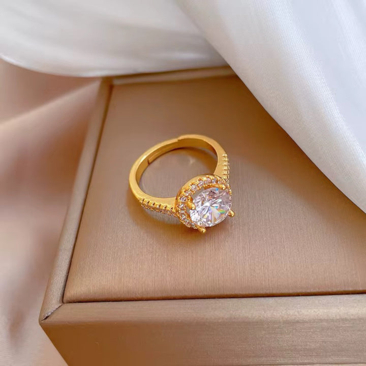 Anello fidanzamento in acciaio placato oro 18k con zircone centrale e corona di micro zirconi.