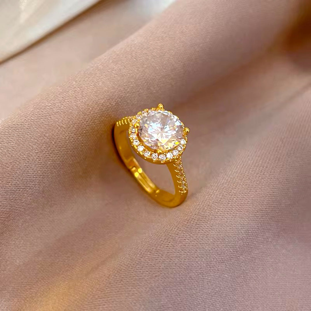 Anello fidanzamento in acciaio placato oro 18k con zircone centrale e corona di micro zirconi.