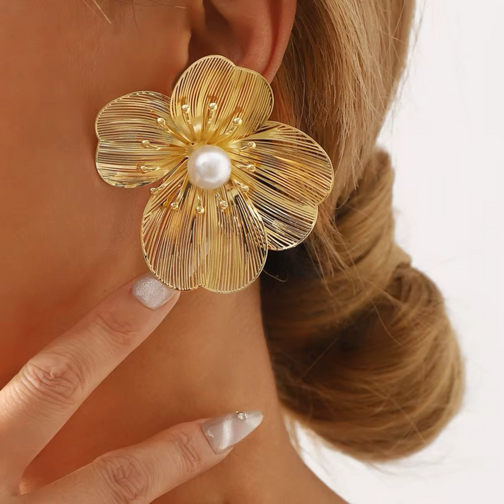 Orecchini geometrici in metallo a forma di fiore con perle