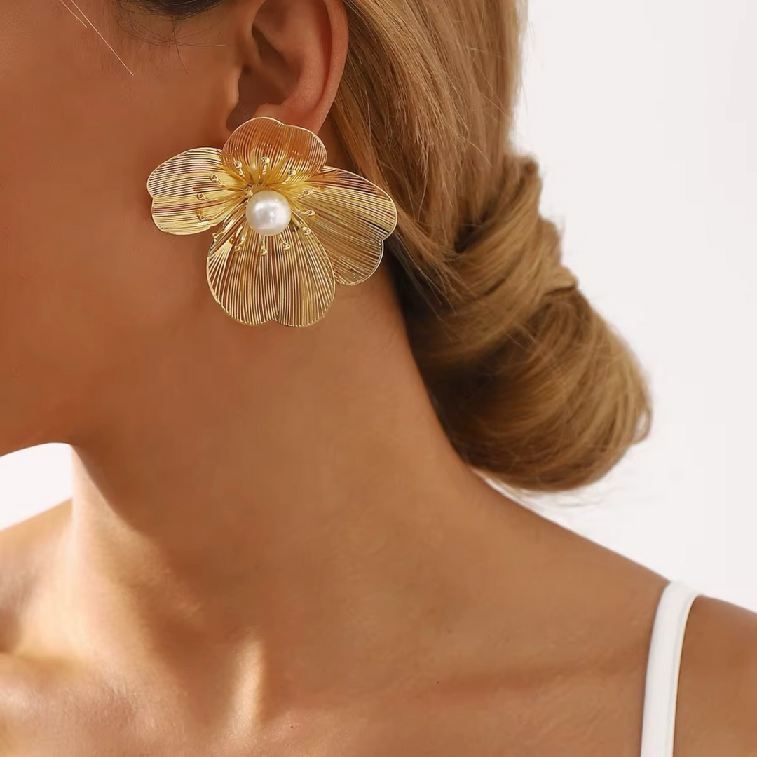 Orecchini geometrici in metallo a forma di fiore con perle