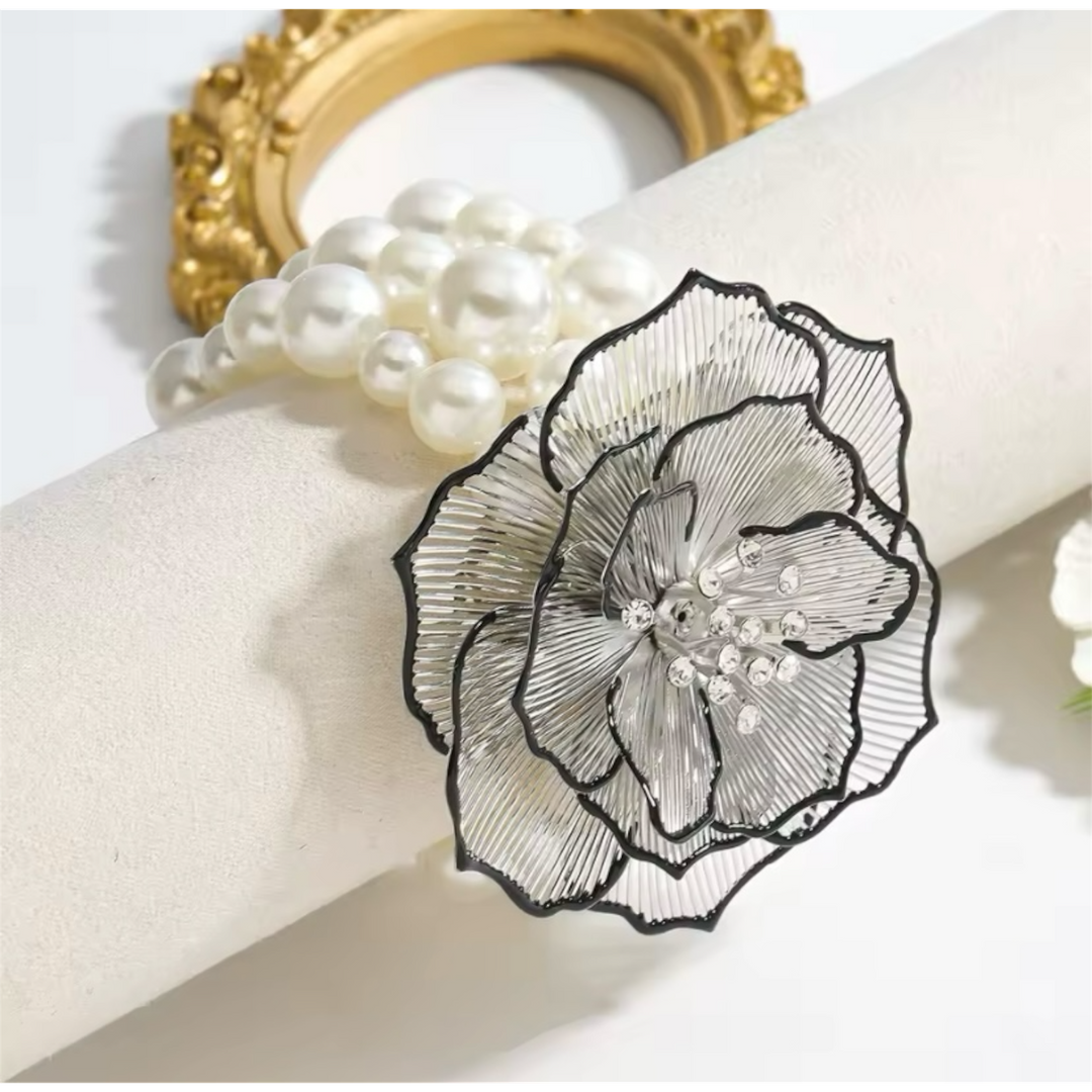 Bracciale in metallo a forma di fiore con tre strati di perle
