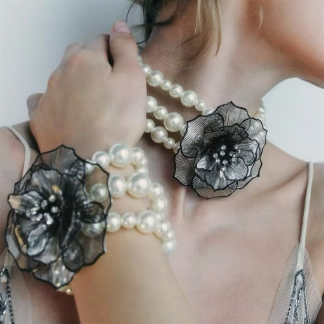 Bracciale in metallo a forma di fiore con tre strati di perle