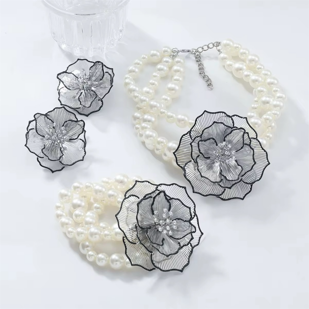 Bracciale in metallo a forma di fiore con tre strati di perle