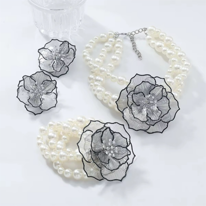 Bracciale in metallo a forma di fiore con tre strati di perle
